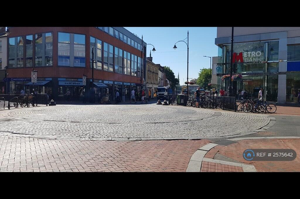 Town Centre 10 Minutes Walk