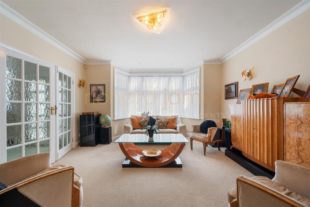 2 Oakleigh Gardens HA8 8EA-8.jpg