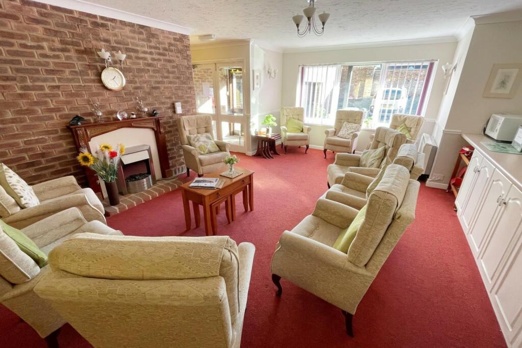 8-Communal Lounge