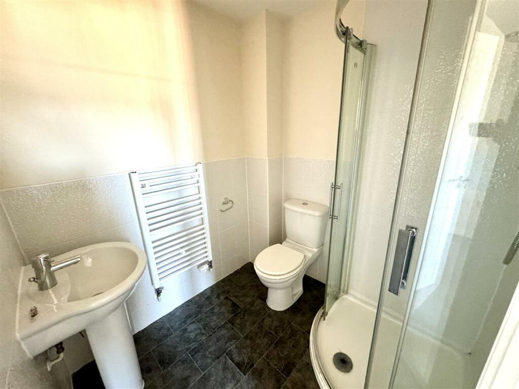 EN-SUITE SHOWER ROOM