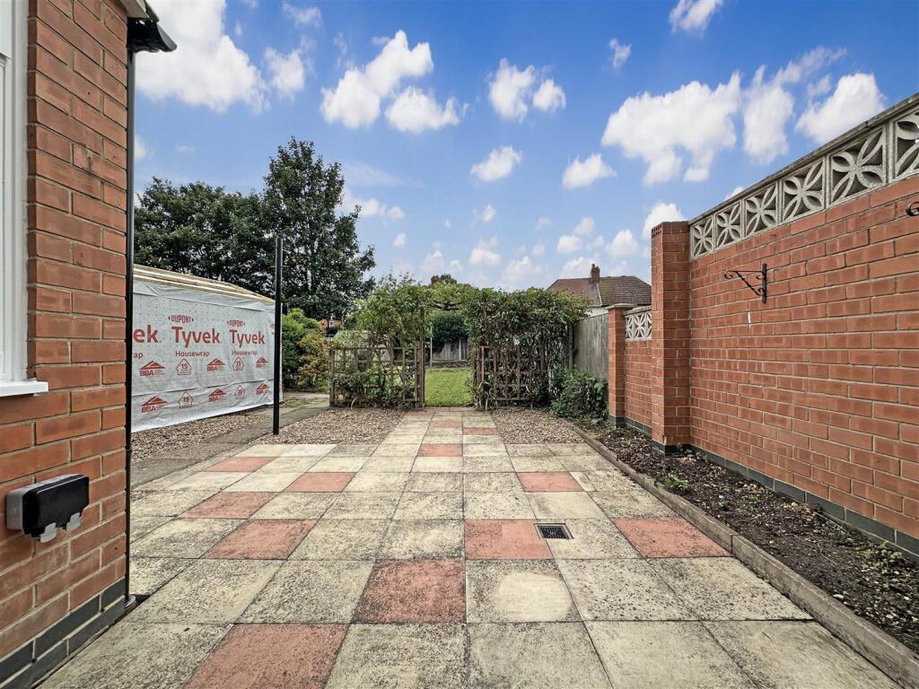 Large Paved Seating Area 100
