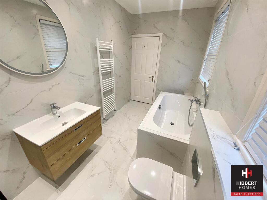 bathroom 1.jpg