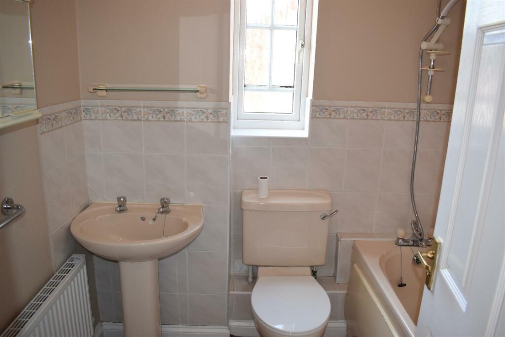 31 Tyler Way Bathroom.jpg