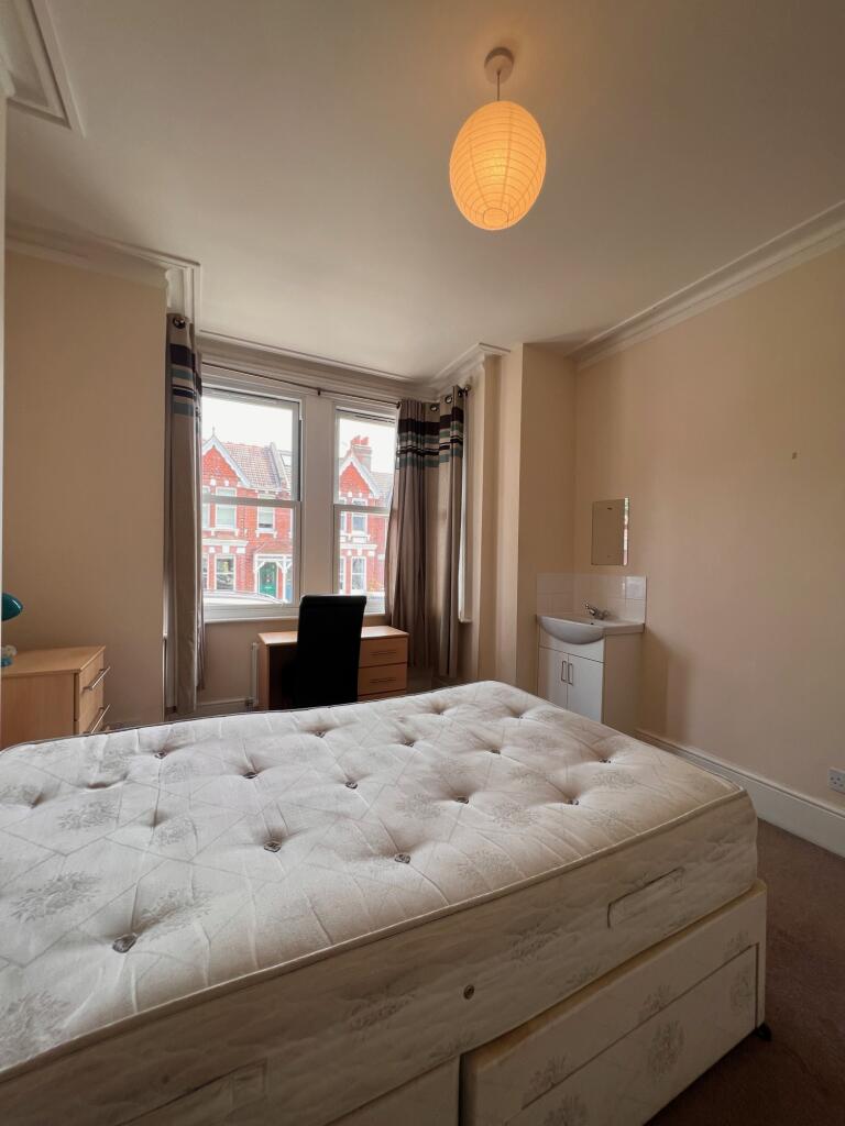 19 Hollingbury Park Avenue - Bedroom 1 (2)
