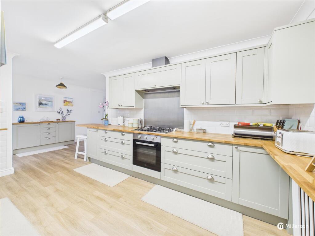 OPEN PLAN L SHAPED KITCHEN DINER
