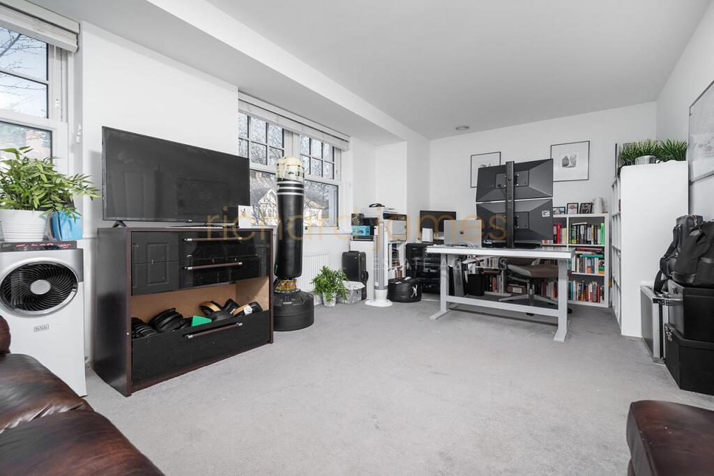 Bunns Lane, Mill Hill, NW7