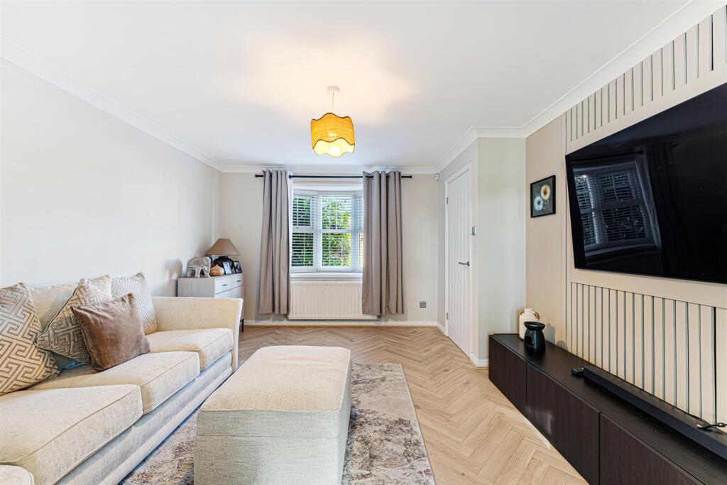 97 Manorwood Drive lounge 3.jpg