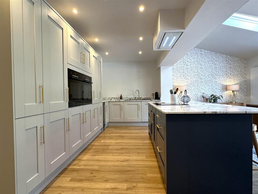 Stylish Contemporary Kitchen 127