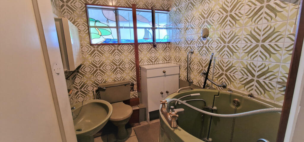 BATHOOM