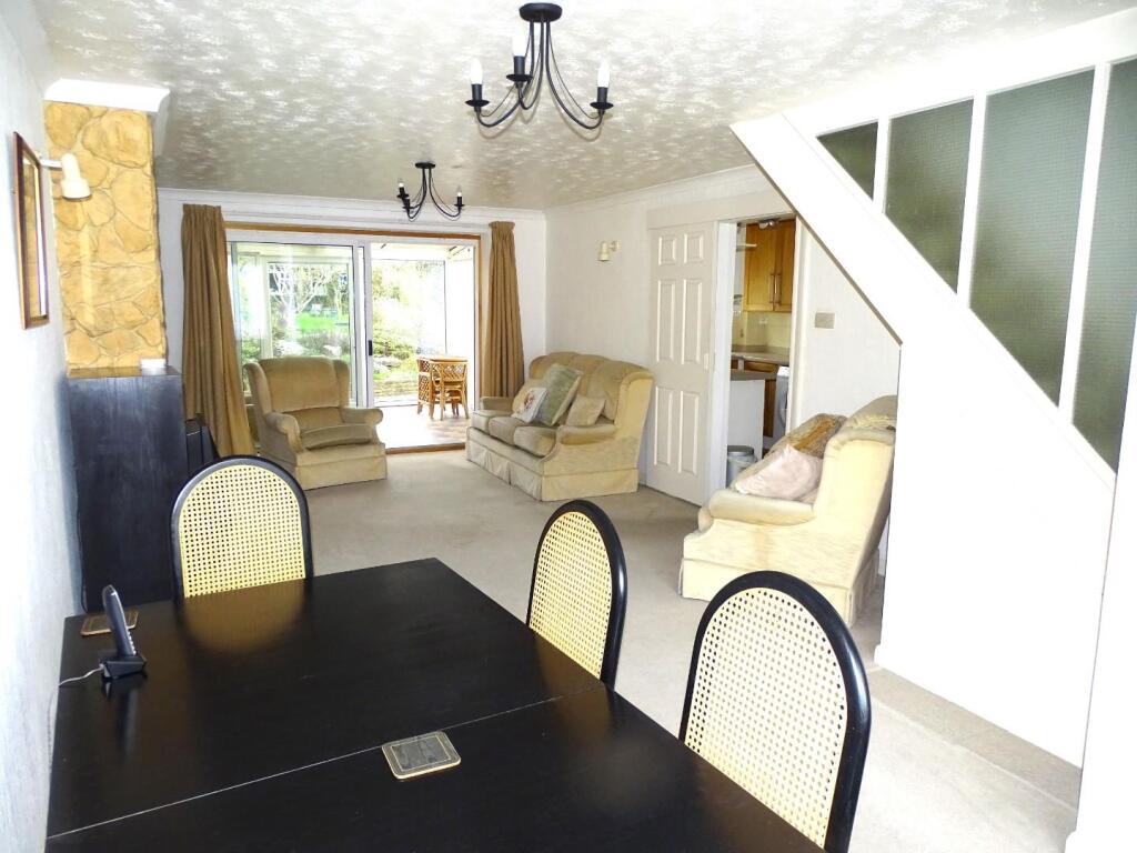 SPACIOUS LOUNGE/DINER