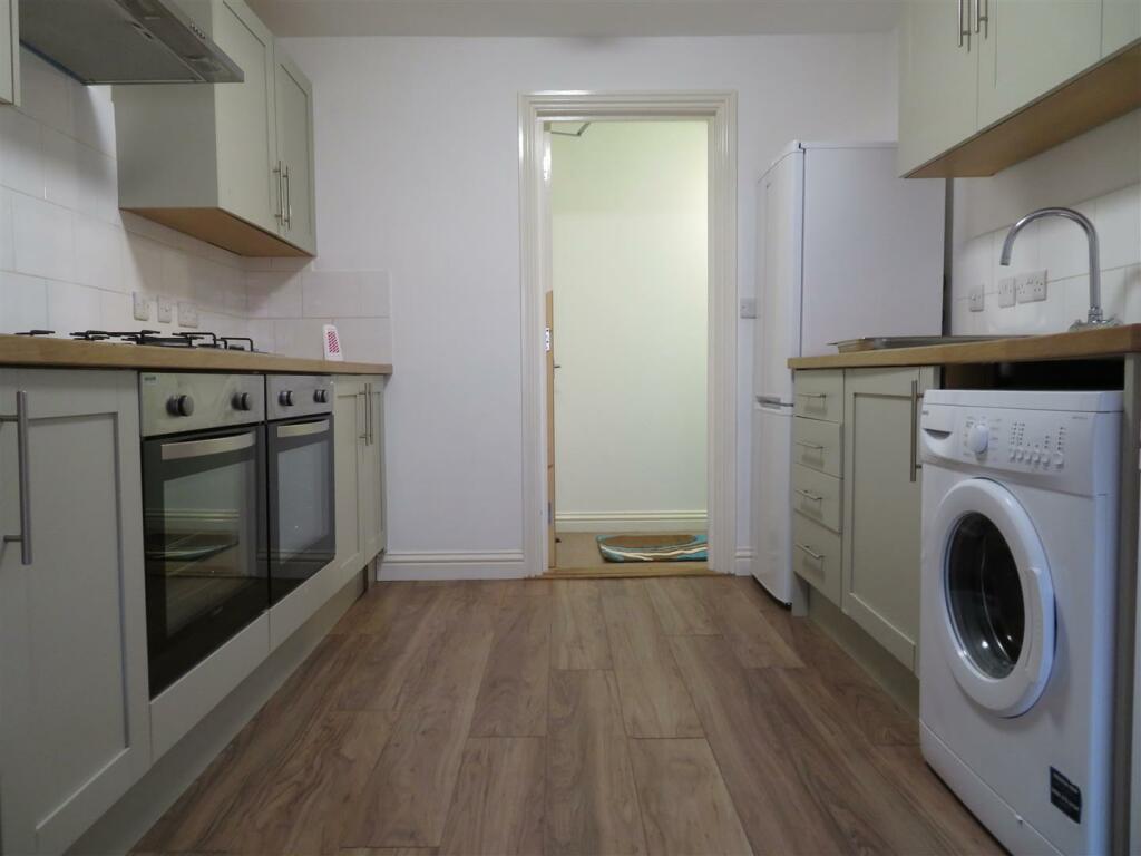 61 Sutherland Kitch2.JPG