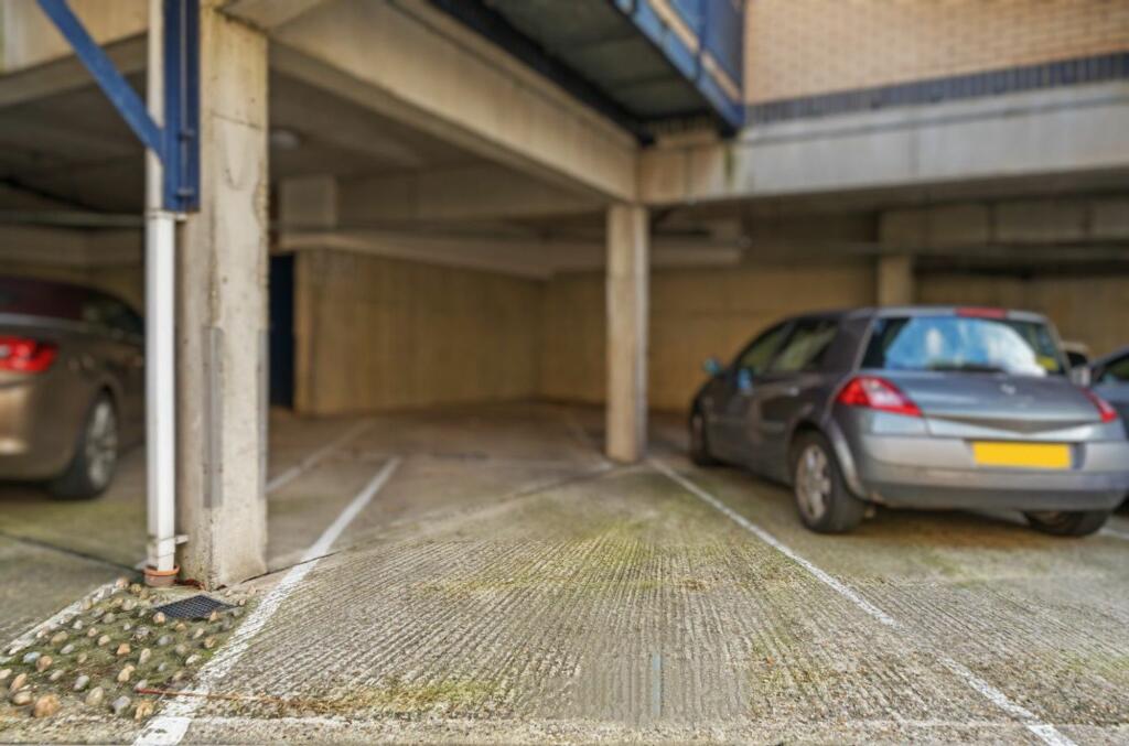 Tandem parking for 2 cars