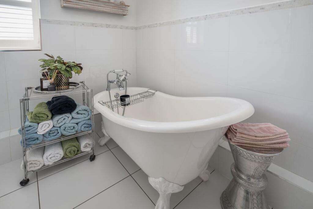 Roll-top Bath