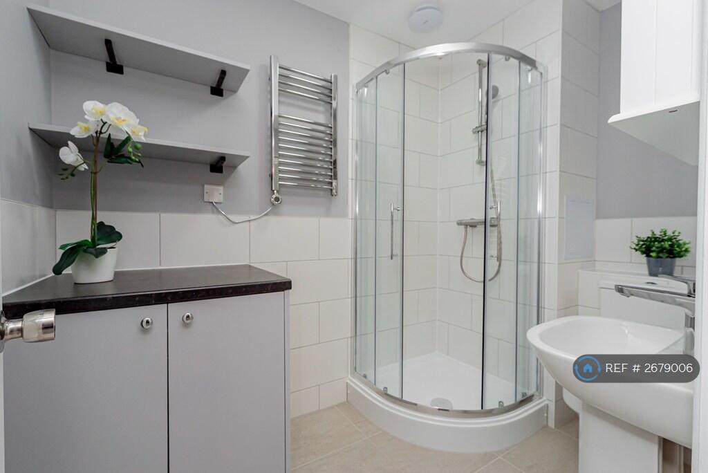 Room 7 Studio Bathroom