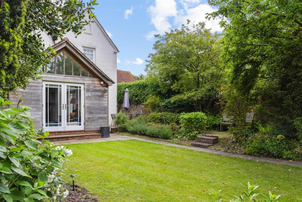 Garden to back of house