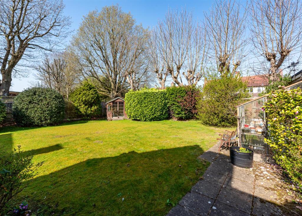 40 Castlecroft Gardens-garden3.jpg