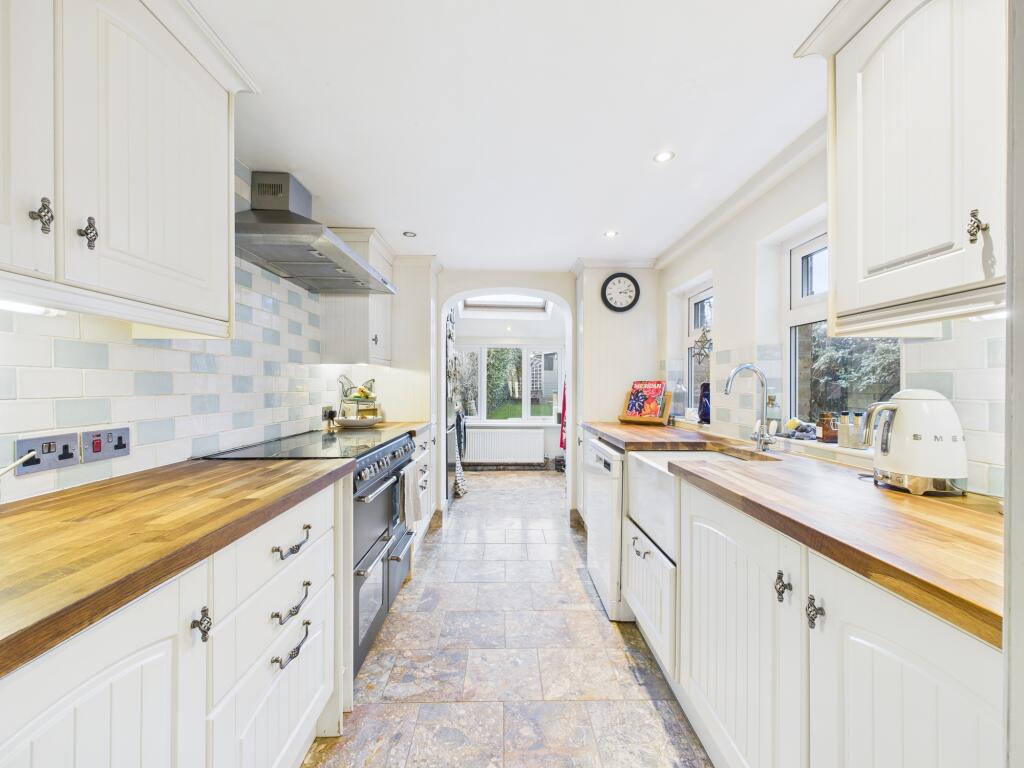 CAM04018G0-PR0412-STILL022