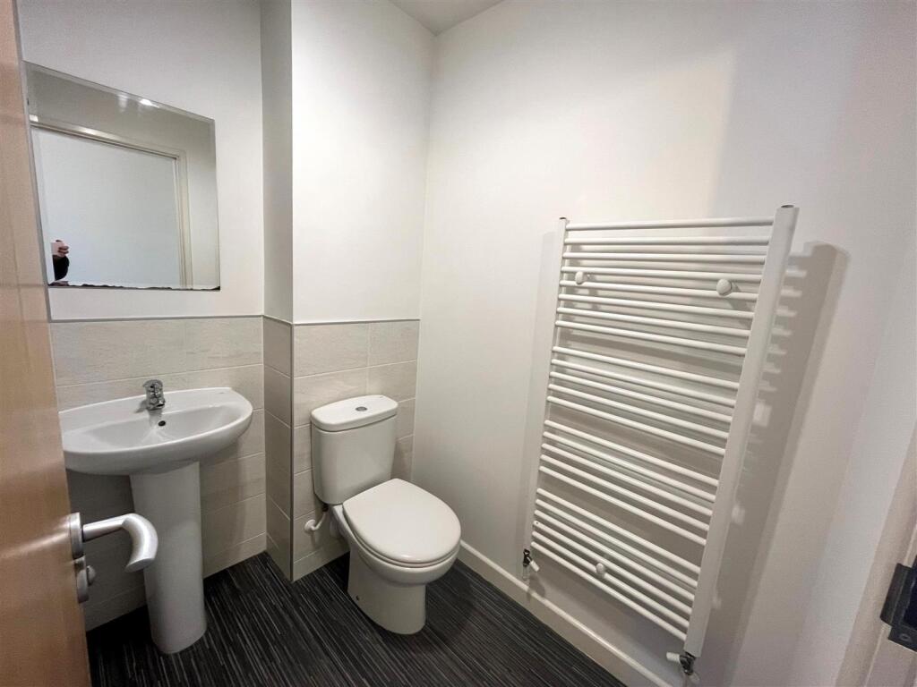 18 Bathroom.jpg