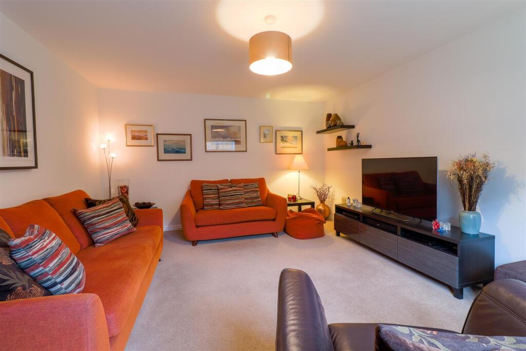 LOUNGE pic 2