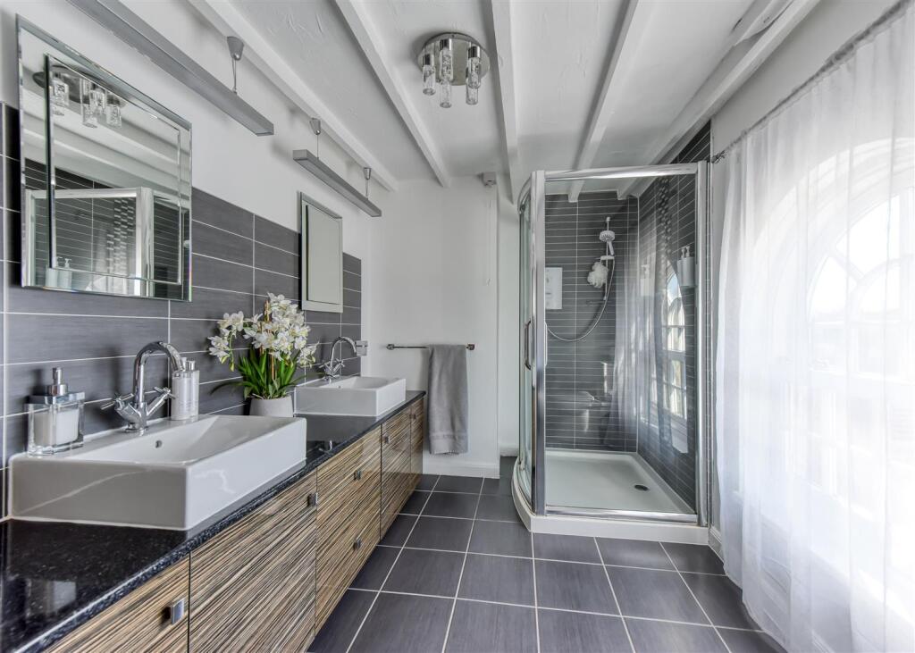 62 Sedgley Road-bed2 ensuite1.jpg