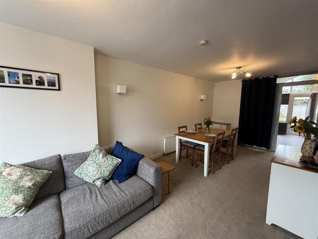 L-SHAPED LOUNGE &amp; DINING AREA