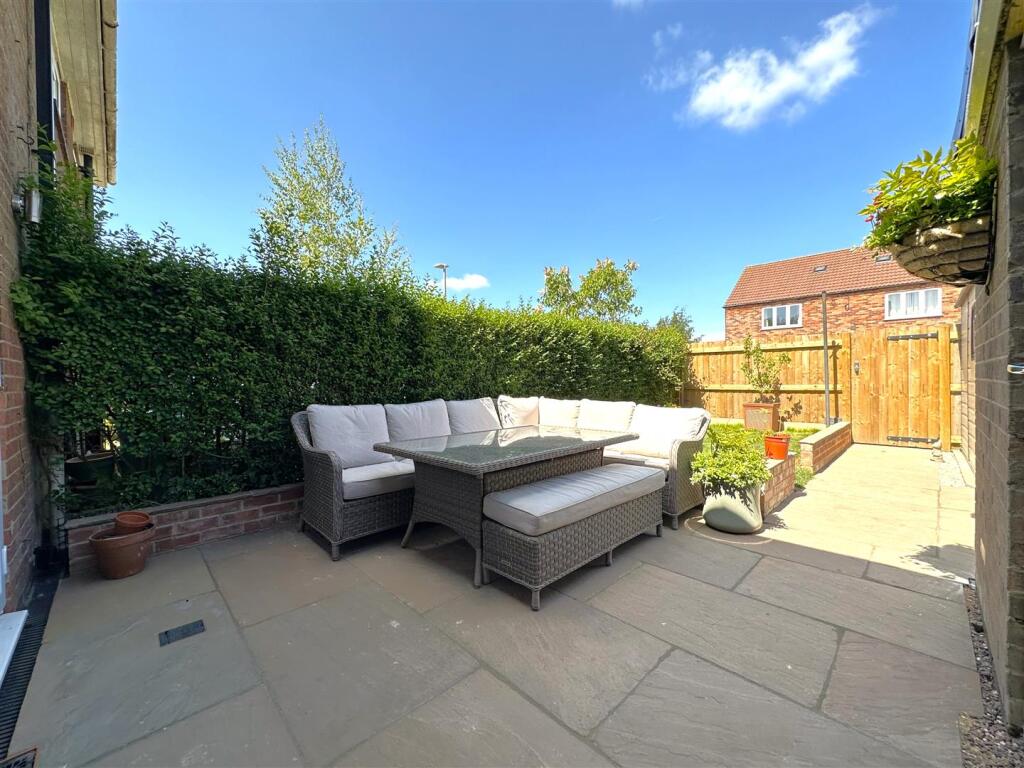 Lovely Landscaped Garden 942