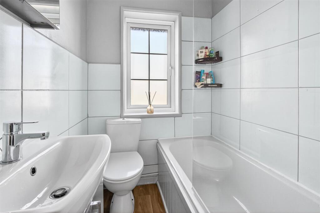 19  To Let 2 Bedroom House Blanchland Road SM4 www