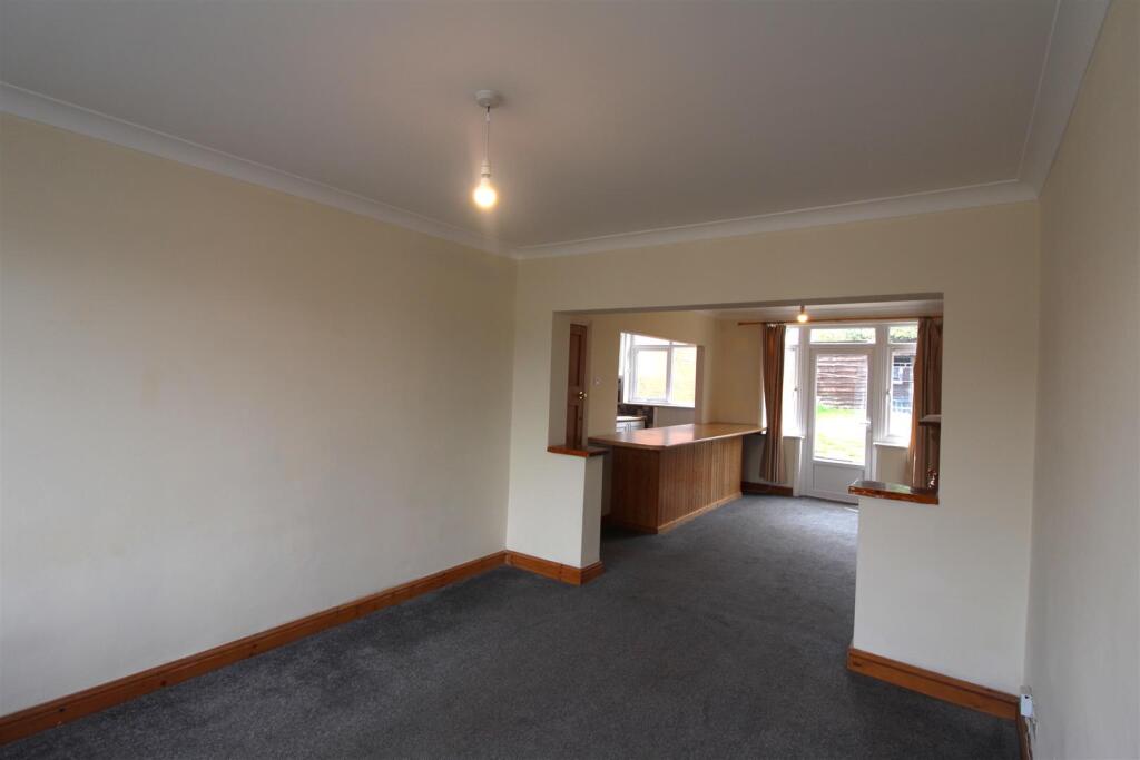 21 hillside road - living room 2.JPG