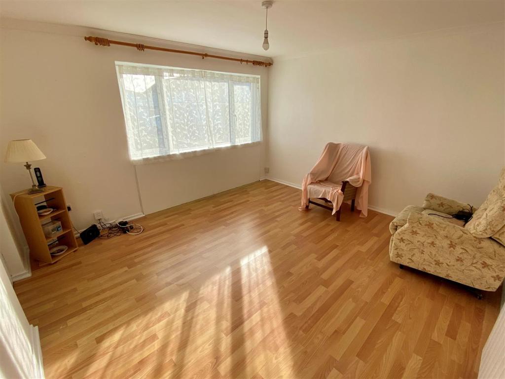 21 Higherwell Close Lounge