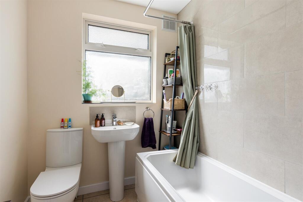 Larkshall Crescent E4