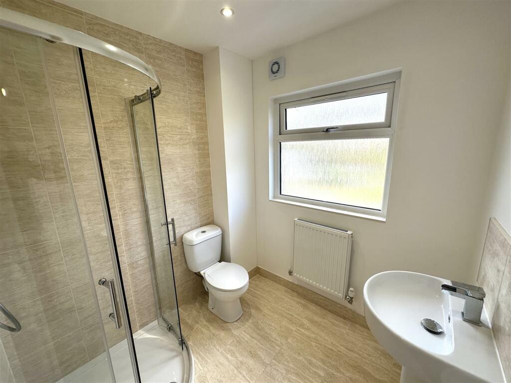 EN-SUITE SHOWER ROOM