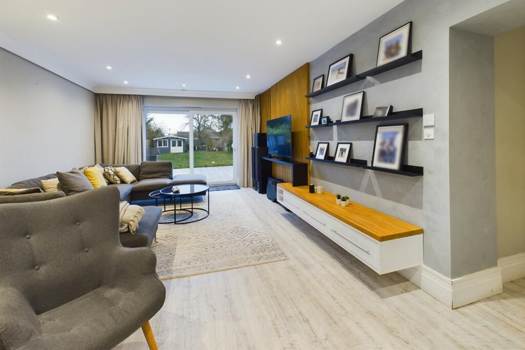 CAM02545G0-PR0295-STILL005 (1)