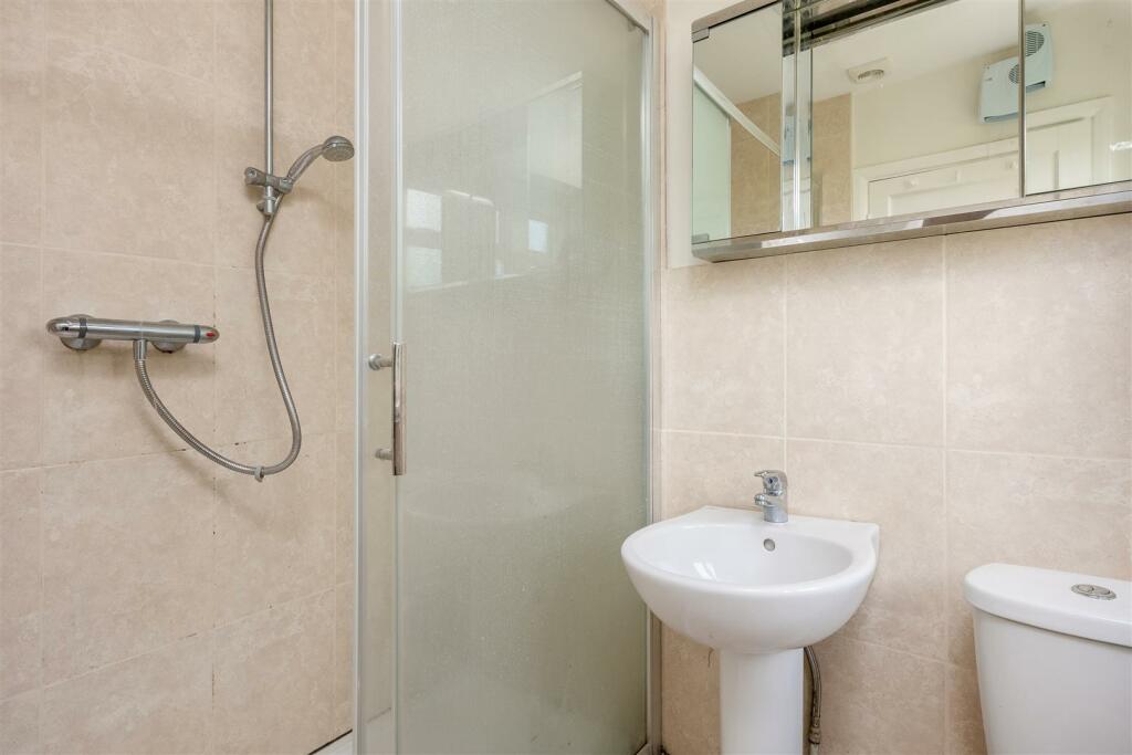 40 Hughes Close-10.jpg