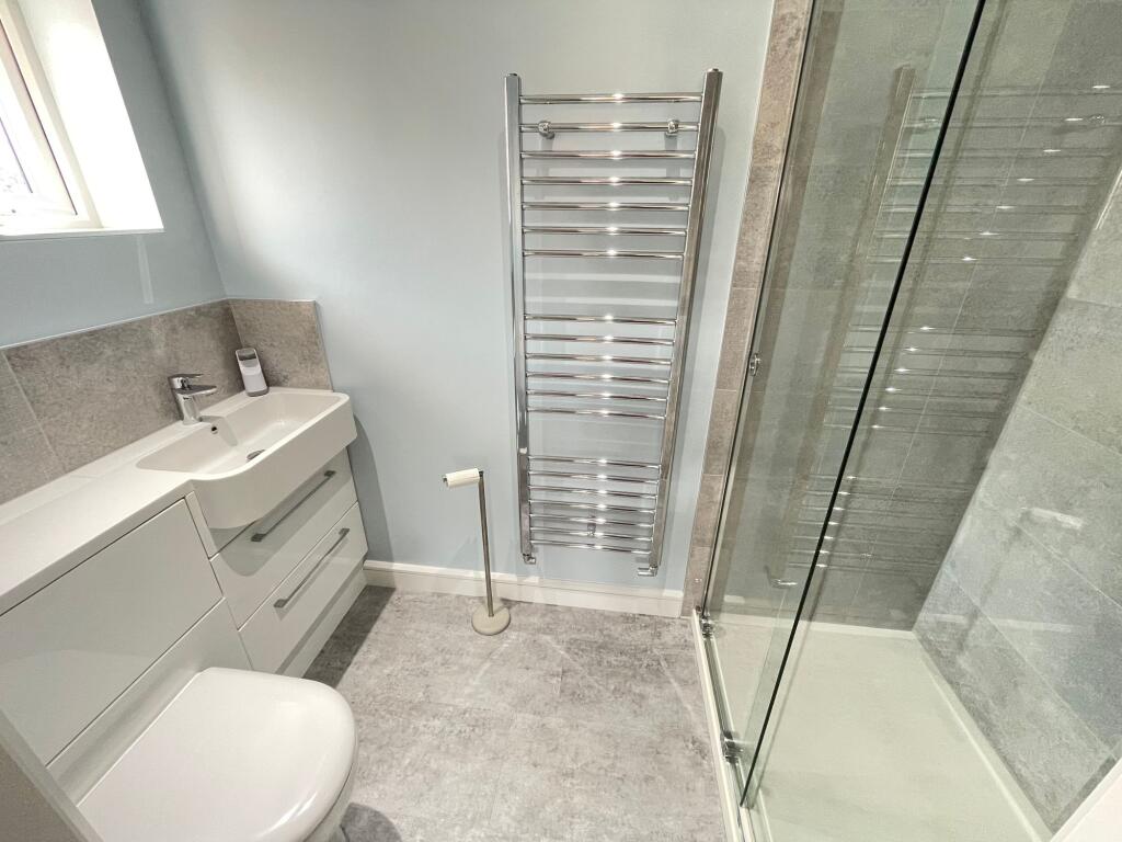 EN-SUITE SHOWER
