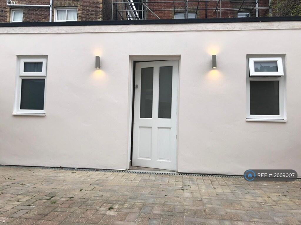 Flat 2: 3 Bed Annex