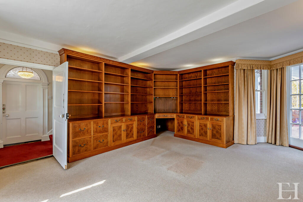 8642632-interiorW...
