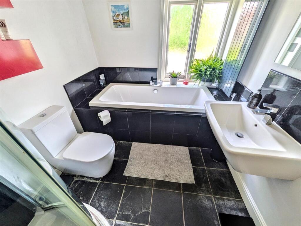 Bathroom_2.jpeg