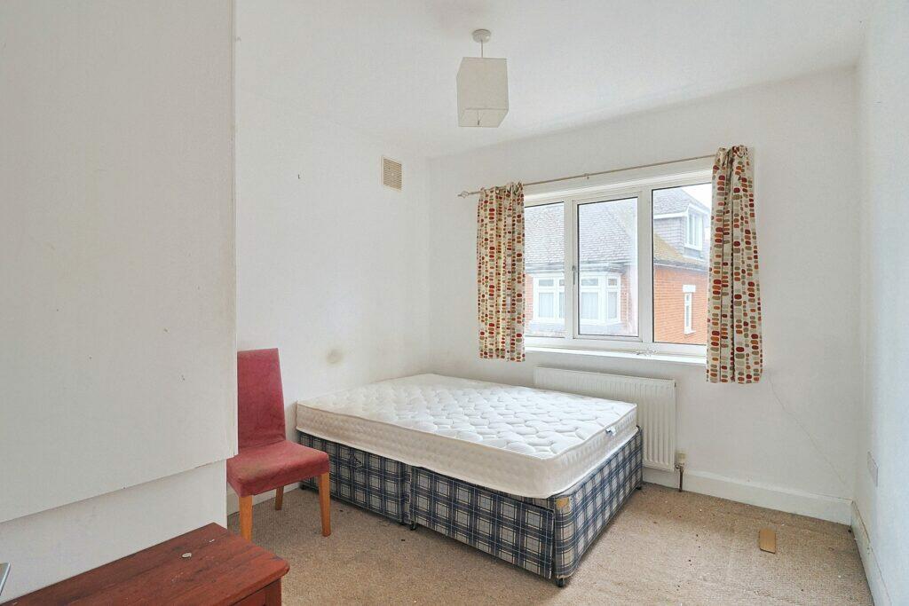 Colebrook Avenue - Overview of Bedroom 3