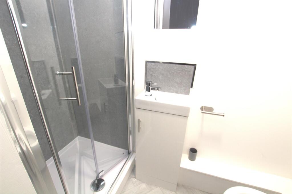 room 3 ensuite .jpg