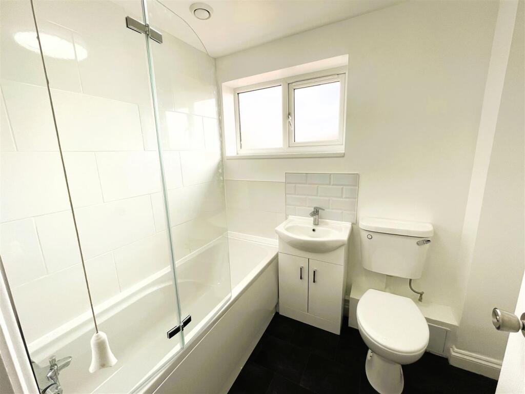 14 grove mews bathroom.jpeg