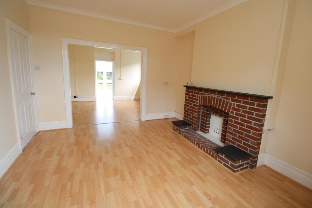 Light &amp; Airy Spacious Lounge/ Diner