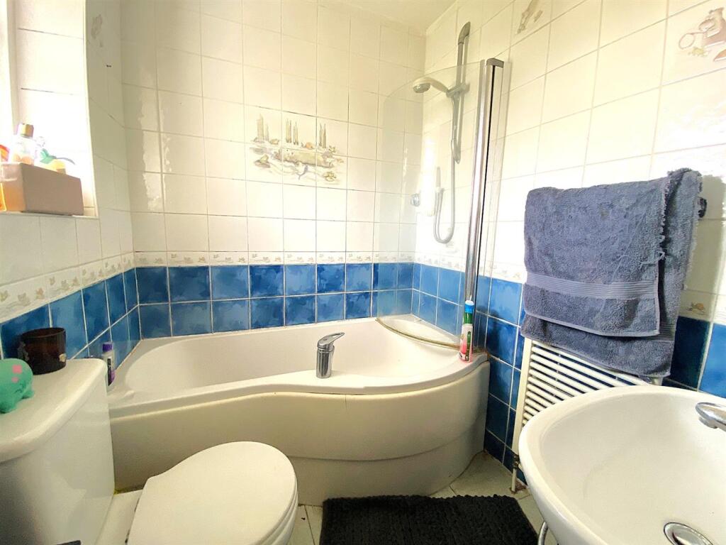 23 Barnhorn Rd - Bathroom.jpg