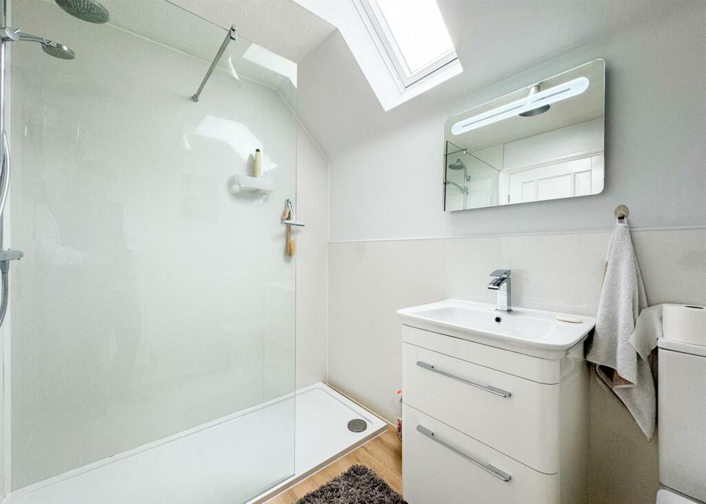 FAMILY SHOWER ROOM
