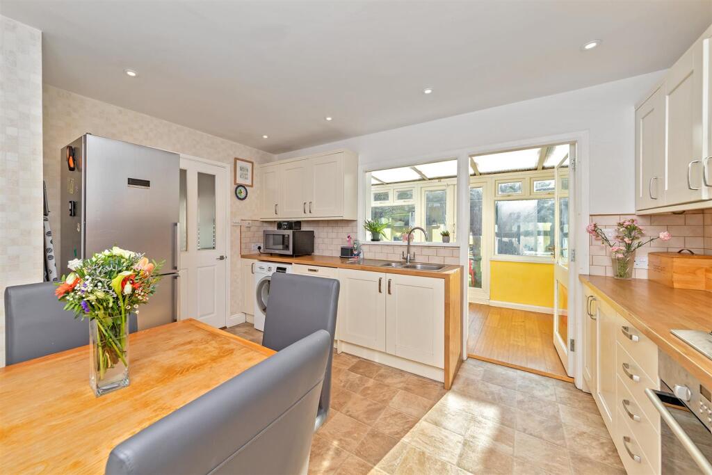 26KitchenerClose-17.jpg