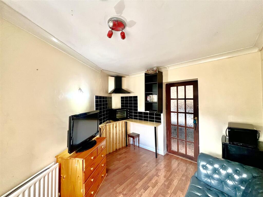 Kitchen/ Lounge