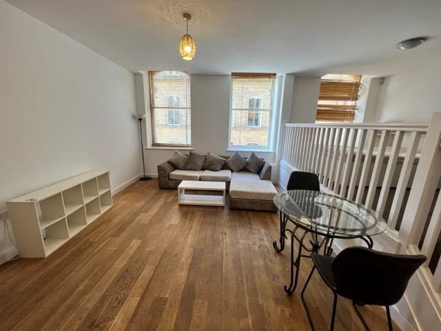 OPEN PLAN LOUNGE