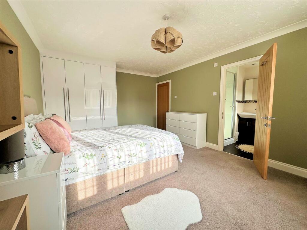 Principal bedroom 1 .jpg