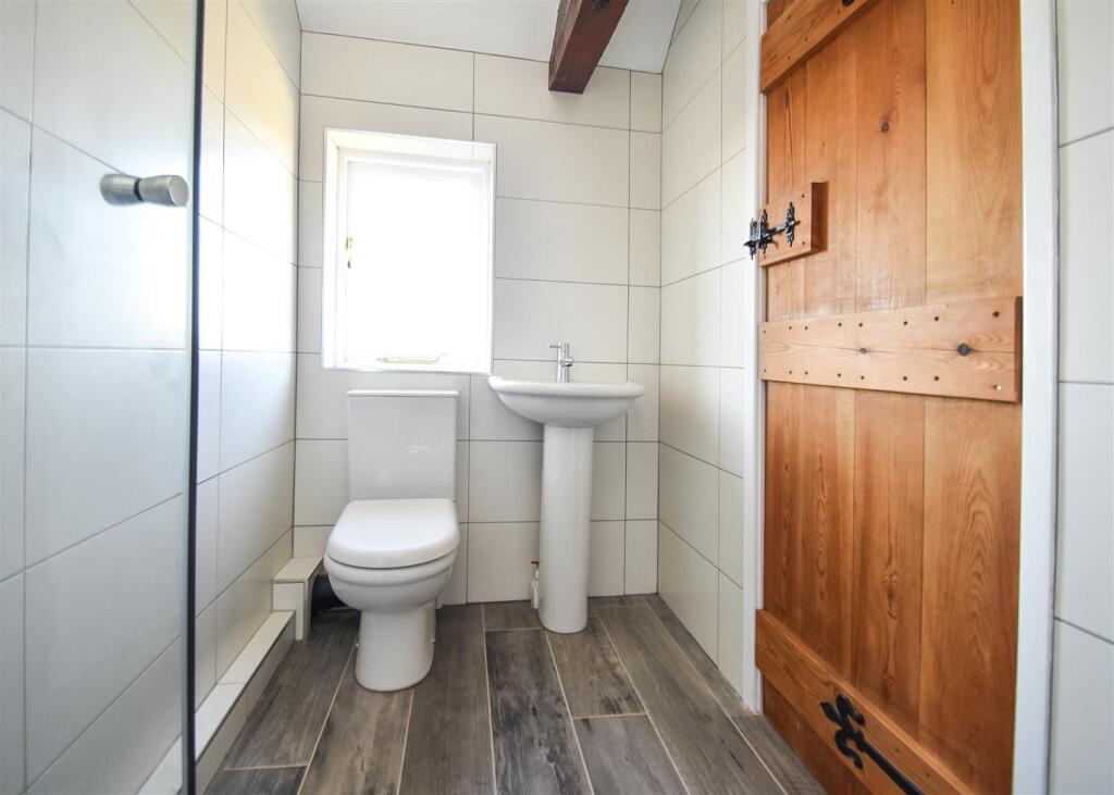 1 The Courtyard - En-Suite.jpg