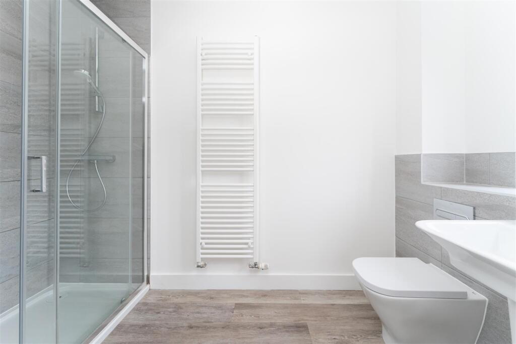 1.10 - ensuite.jpg