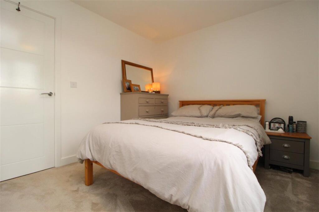 Bedroom (Side)